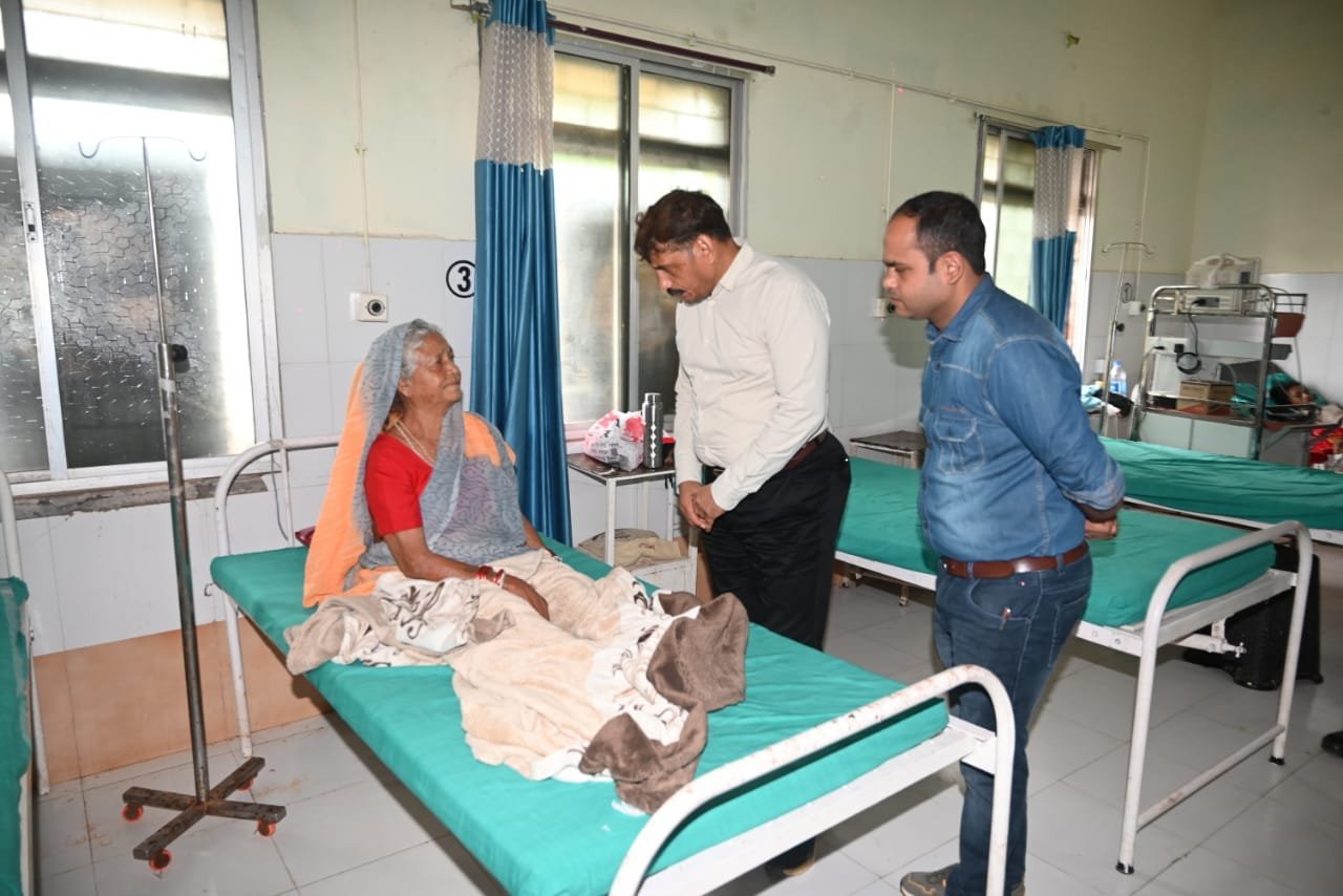 कलेक्टर ने सहसपुर लोहारा सीएचसी का किया निरीक्षण, व्यवस्थाओं को बेहतर बनाने के दिए निर्देश